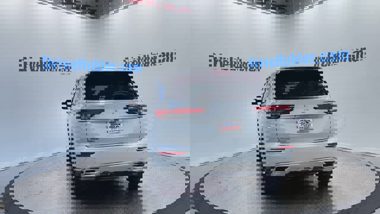 Used 2024 Mitsubishi Outlander SE image 2