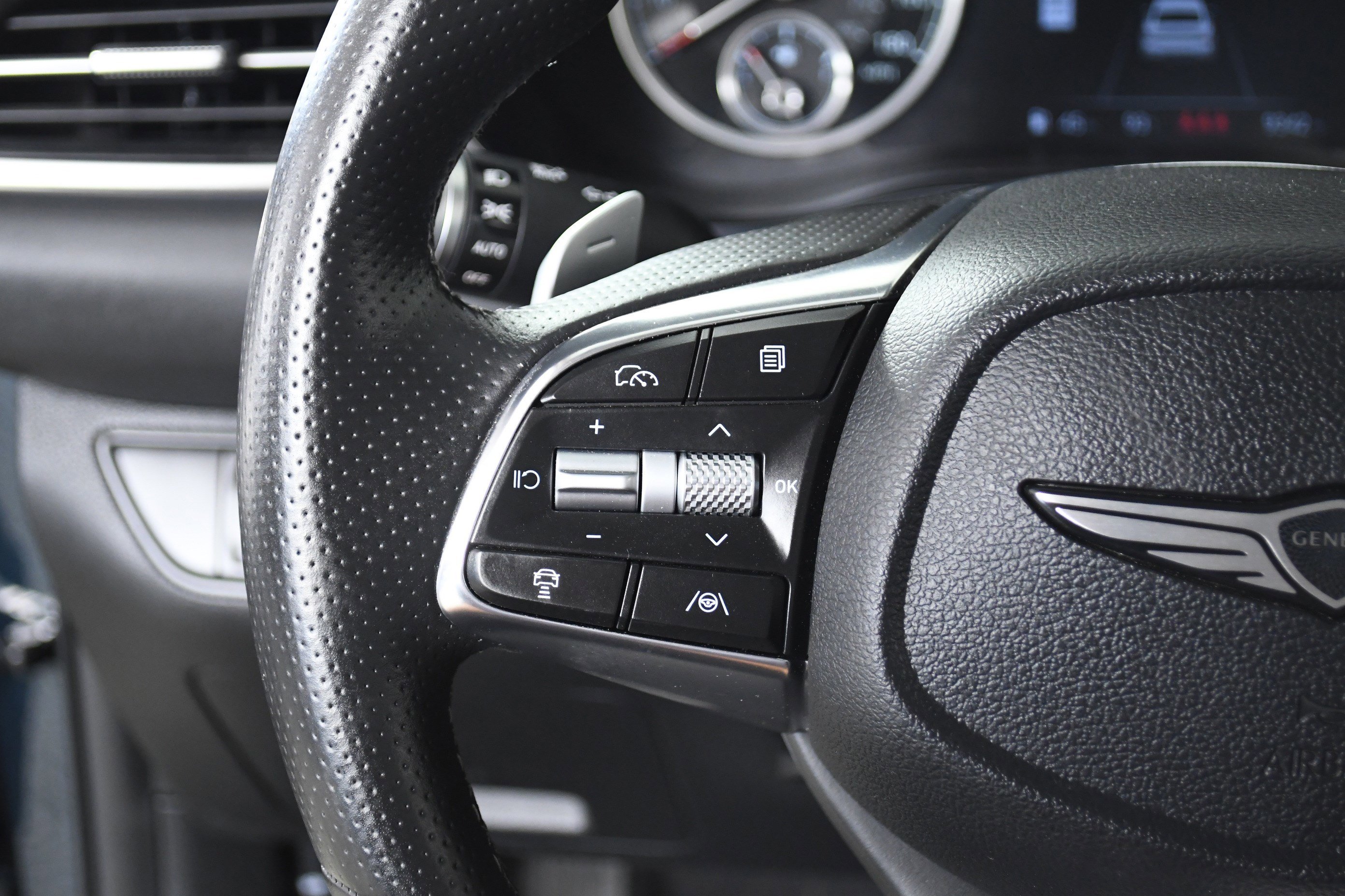 Used 2025 Genesis G70 2.5T image 11