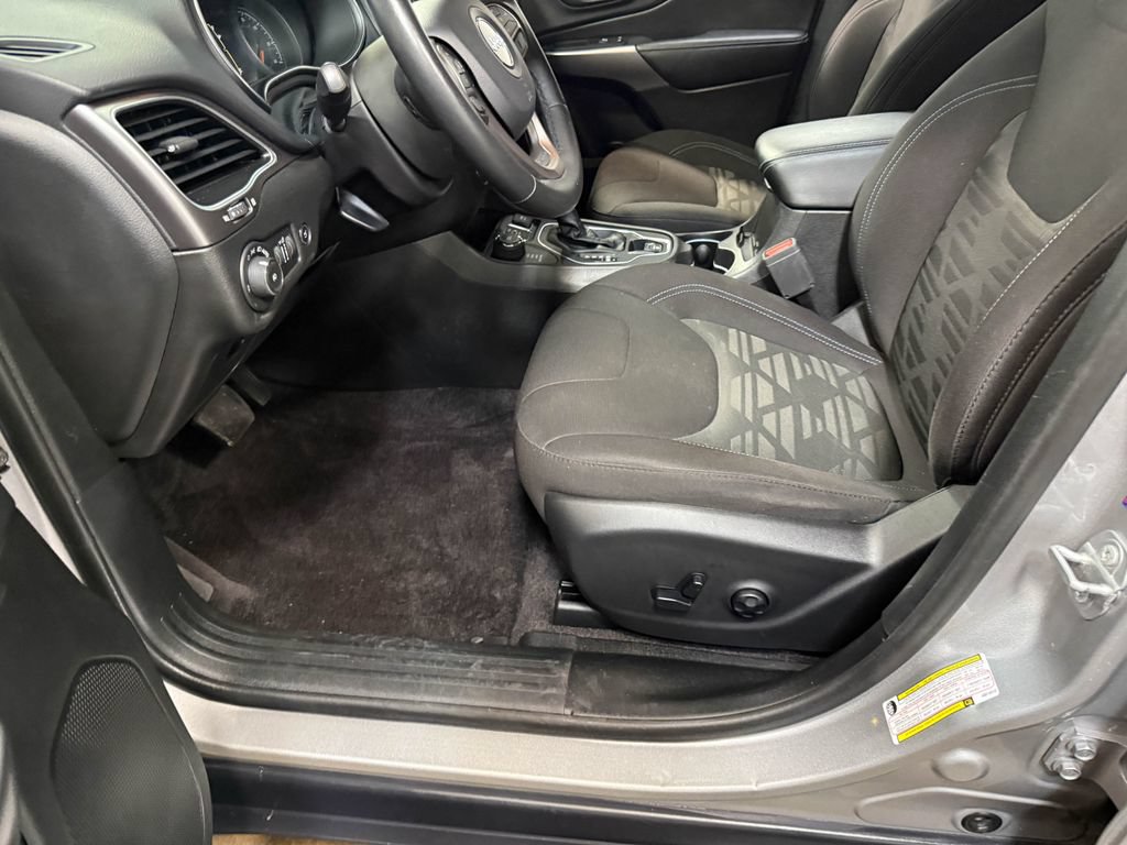 Used 2019 Jeep Cherokee Latitude w/ Comfort & Convenience Group AWD/4WD image 57