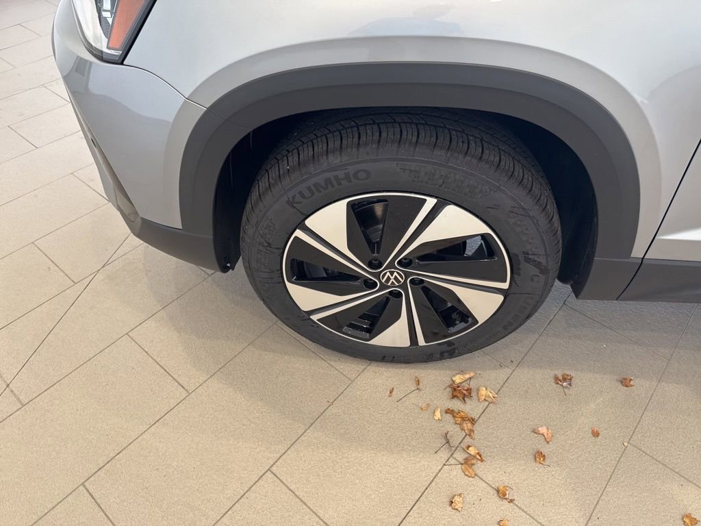 New 2025 Volkswagen Taos SE image 9