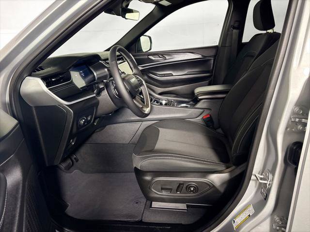 Certified 2025 Jeep Grand Cherokee Laredo w/ Luxury Tech Group I AWD/4WD image 12