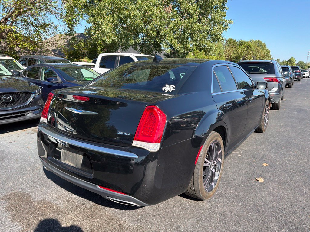 Used 2019 Chrysler 300 Touring w/ Chrome Appearance Package RWD image 3