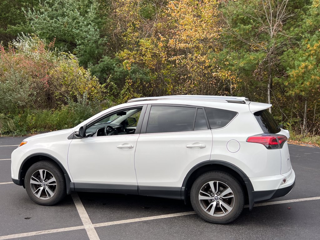Used 2018 Toyota RAV4 XLE AWD/4WD image 35
