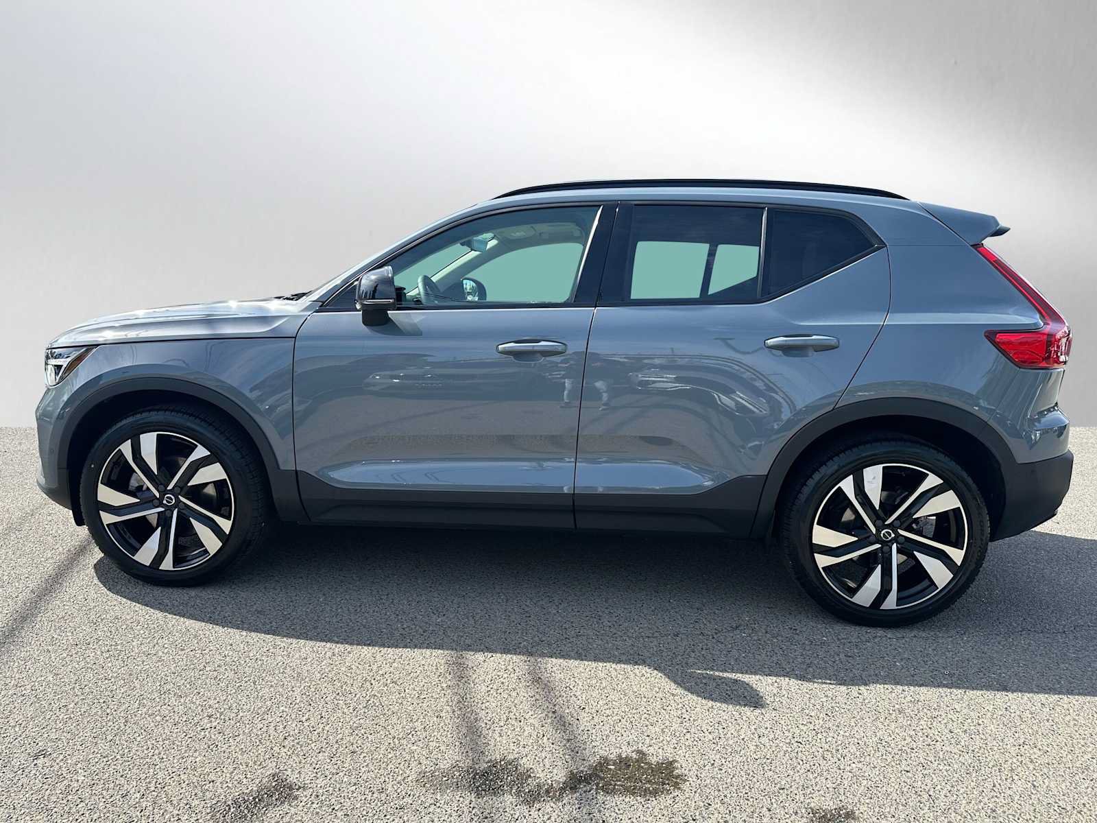 Certified 2023 Volvo XC40 B5 Plus w/ Driver Assist Package AWD/4WD image 7