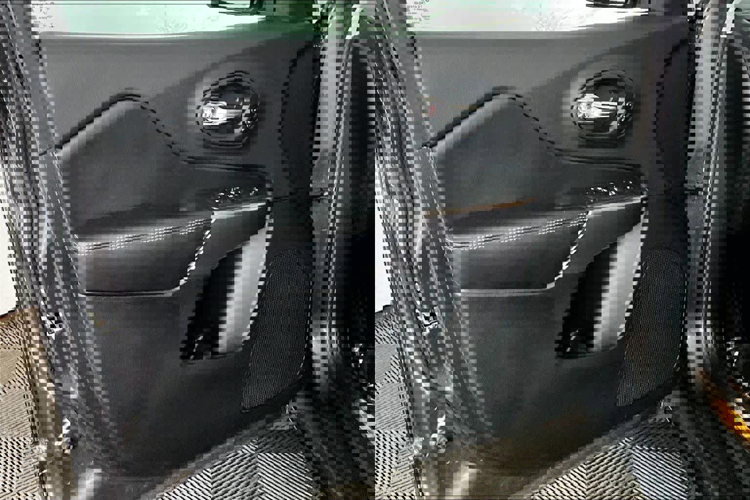 Used 2019 Jeep Cherokee Limited w/ Technology Group AWD/4WD image 21