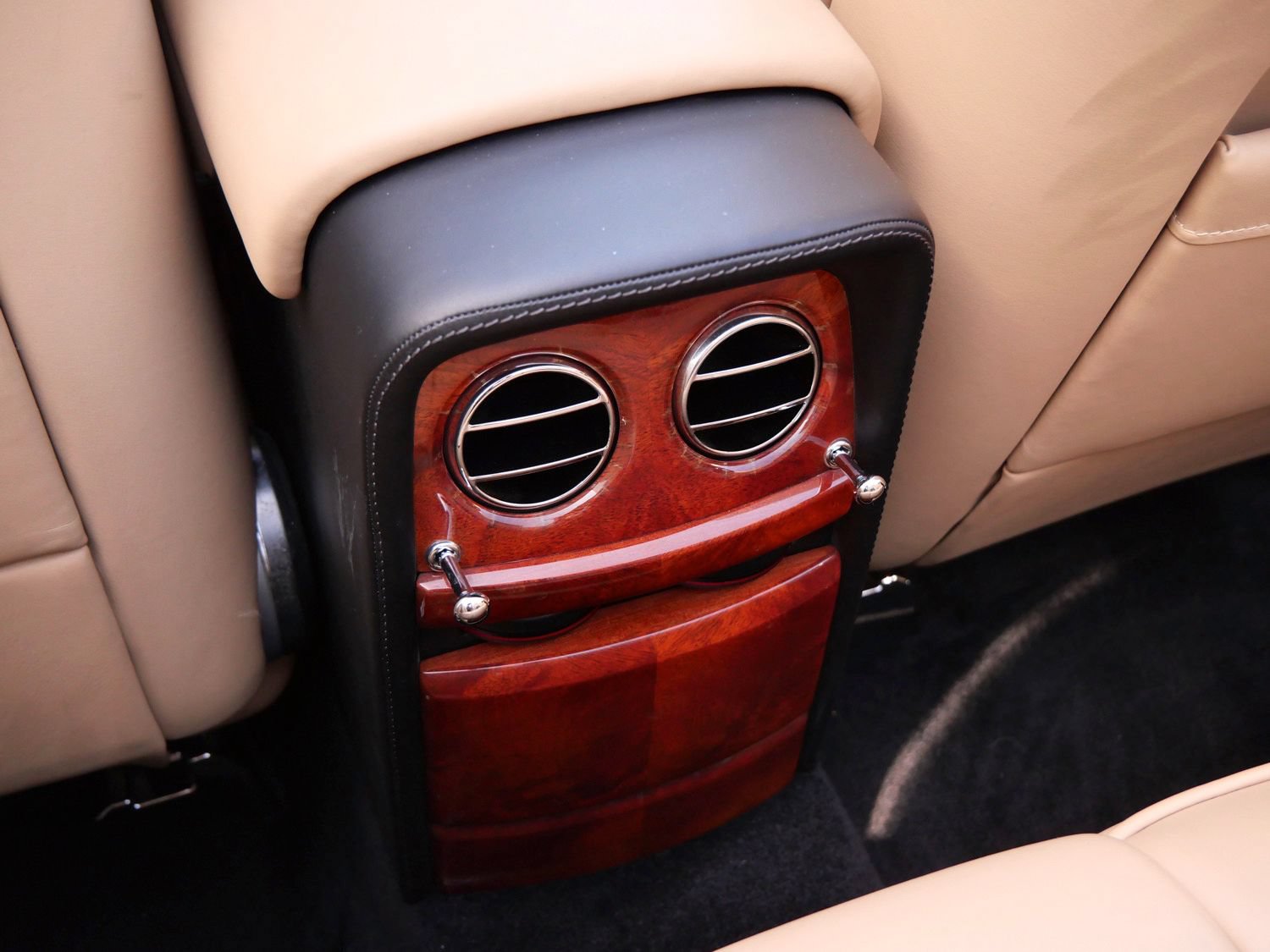 Used 2013 Rolls-Royce Phantom Drophead Coupe RWD image 28