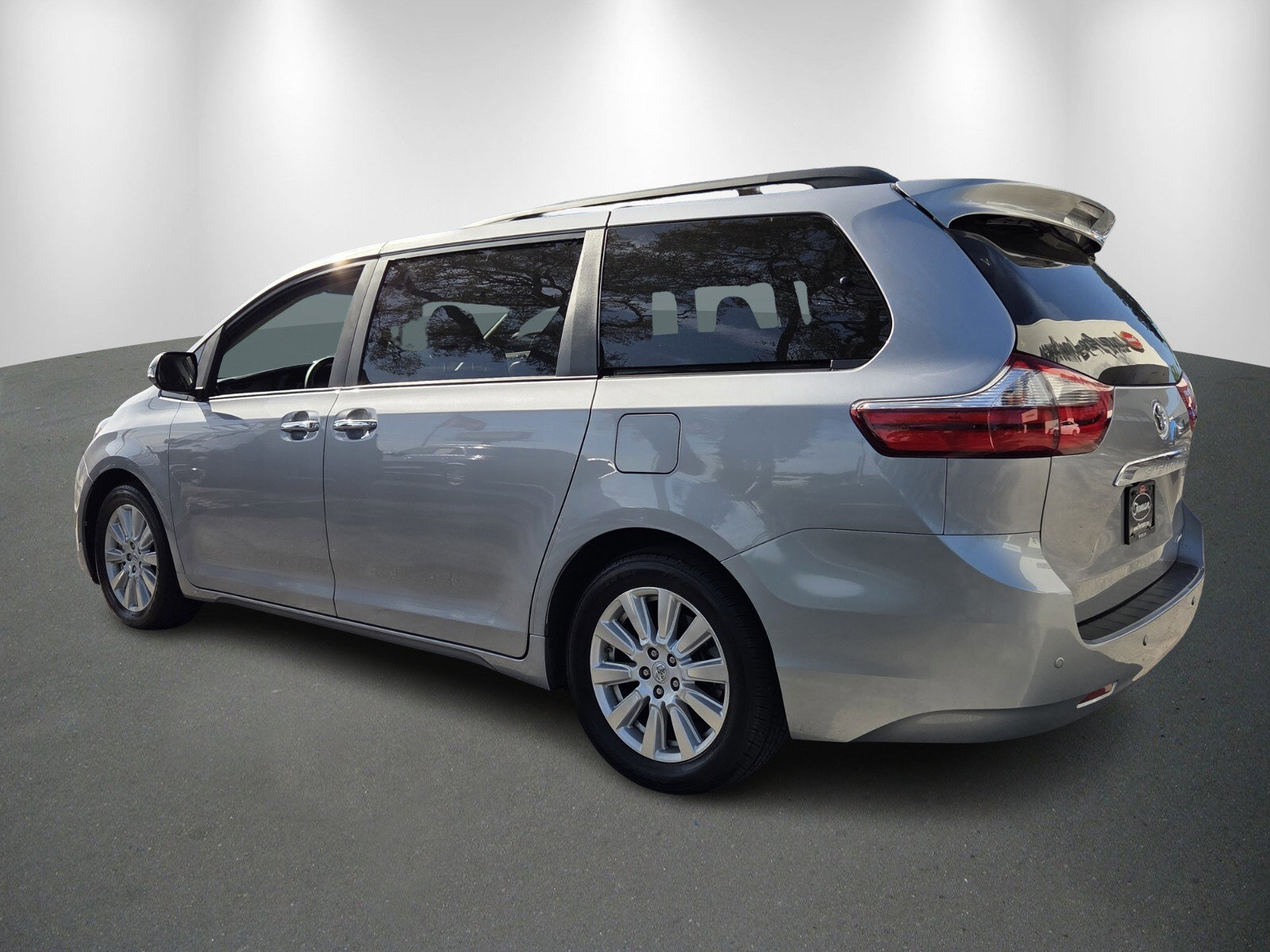 Used 2017 Toyota Sienna Limited image 5