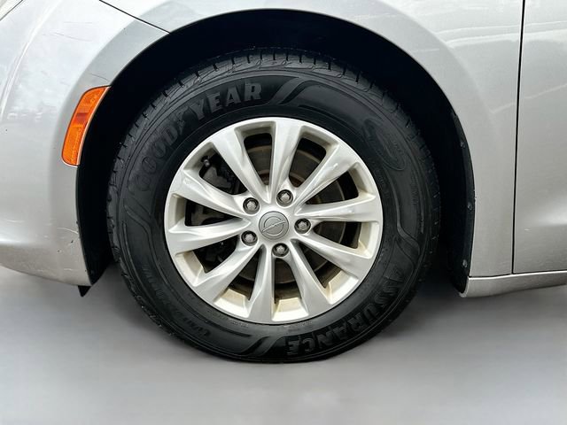 Used 2017 Chrysler Pacifica Touring-L image 33