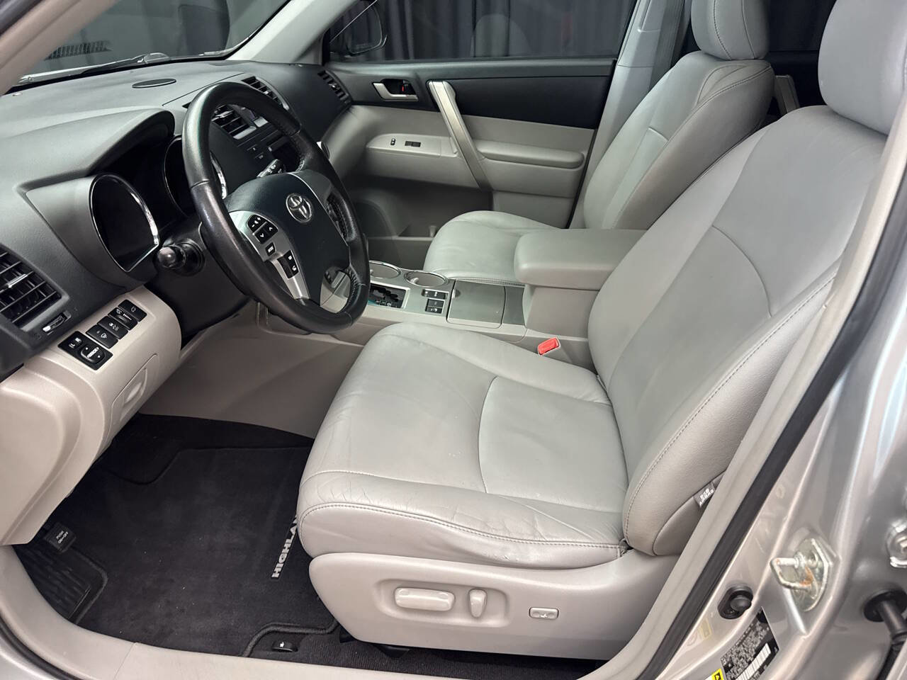 Used 2012 Toyota Highlander SE w/ Tow Pkg AWD/4WD image 18