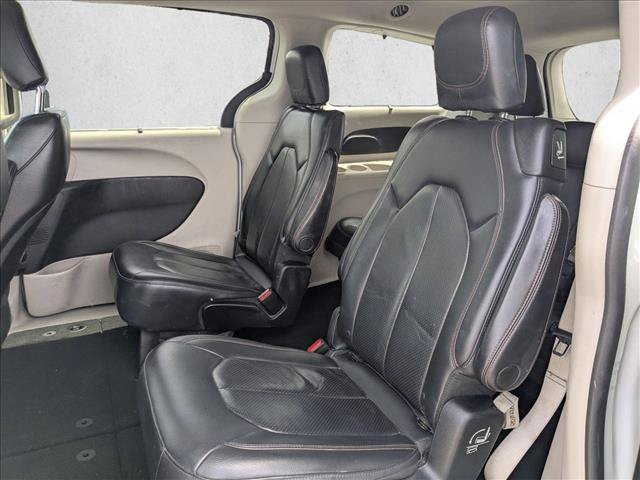 Used 2018 Chrysler Pacifica Touring-L FWD image 17