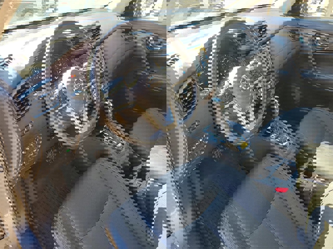 Used 2018 Nissan Rogue SL w/ Premium Package image 16