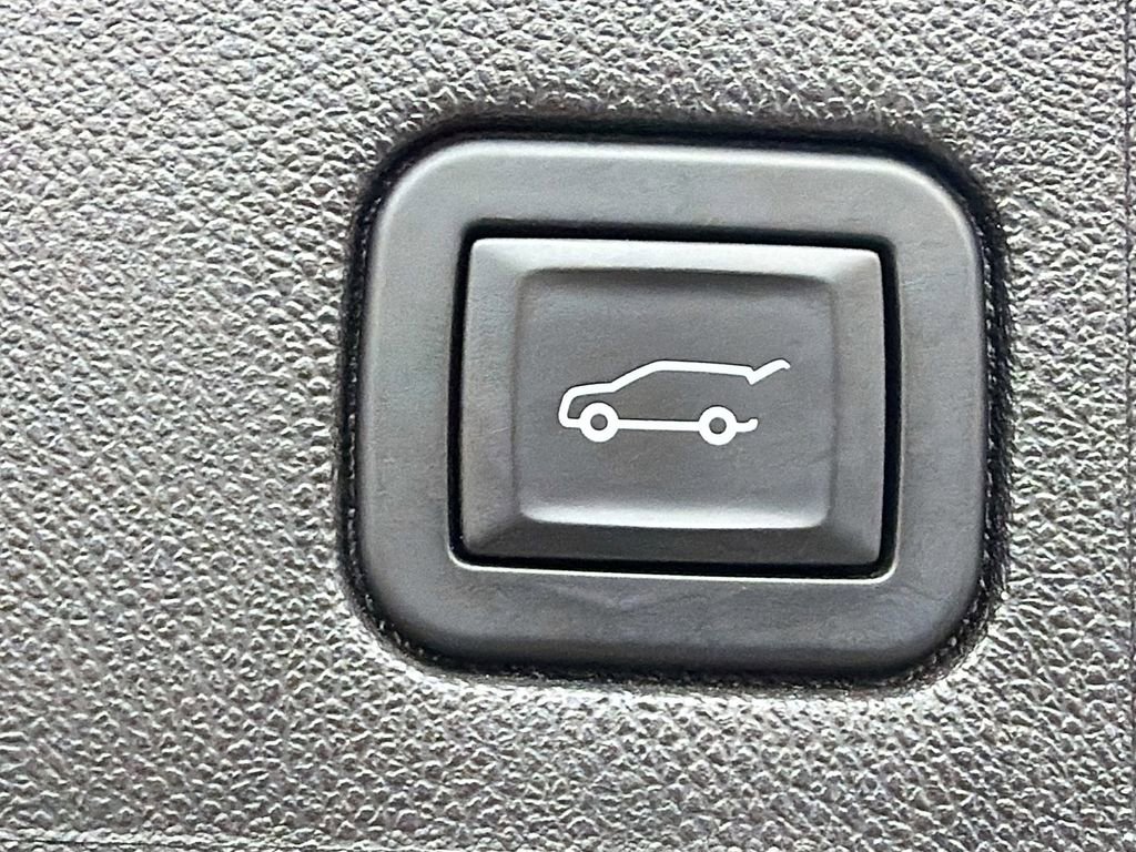 Used 2024 GMC Terrain SLT image 15