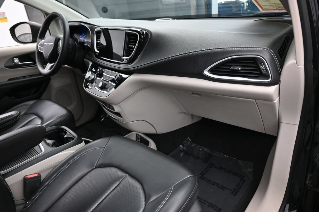 Used 2023 Chrysler Pacifica Touring-L FWD image 49