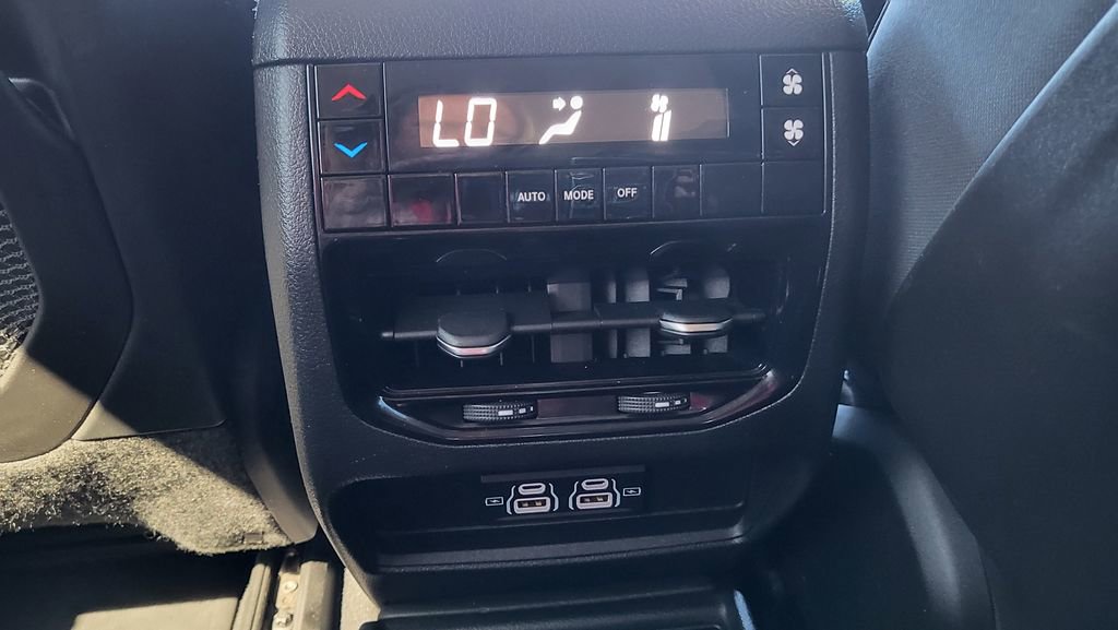 Used 2023 Jeep Grand Cherokee L Laredo RWD image 29