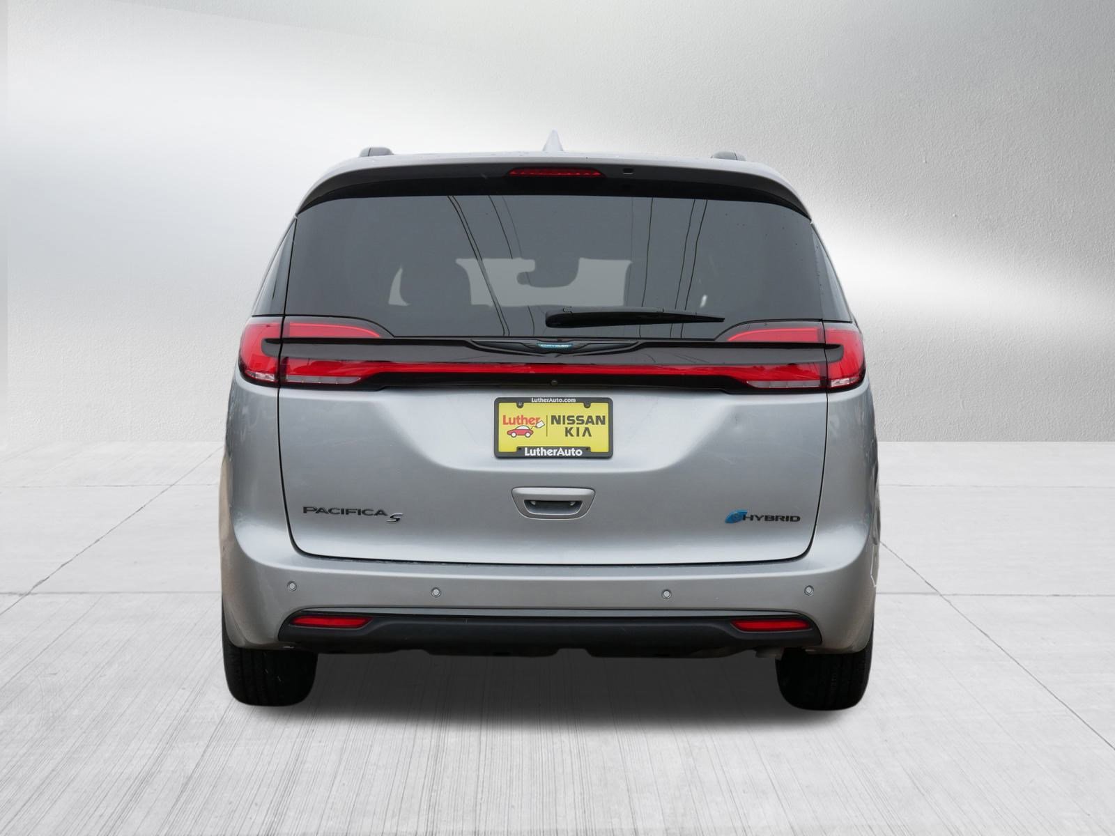 Used 2021 Chrysler Pacifica Limited w/ Uconnect Theater Family Group image 6