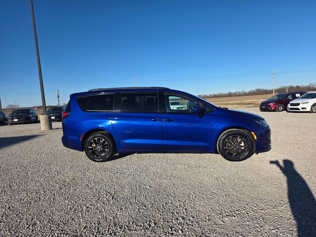 Used 2020 Chrysler Pacifica Touring-L w/ Advanced Safetytec Group image 3