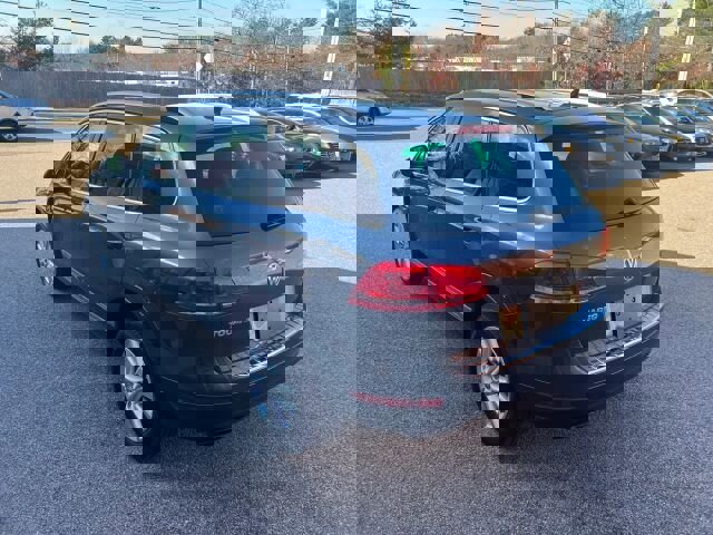 Used 2013 Volkswagen Touareg Sport image 3