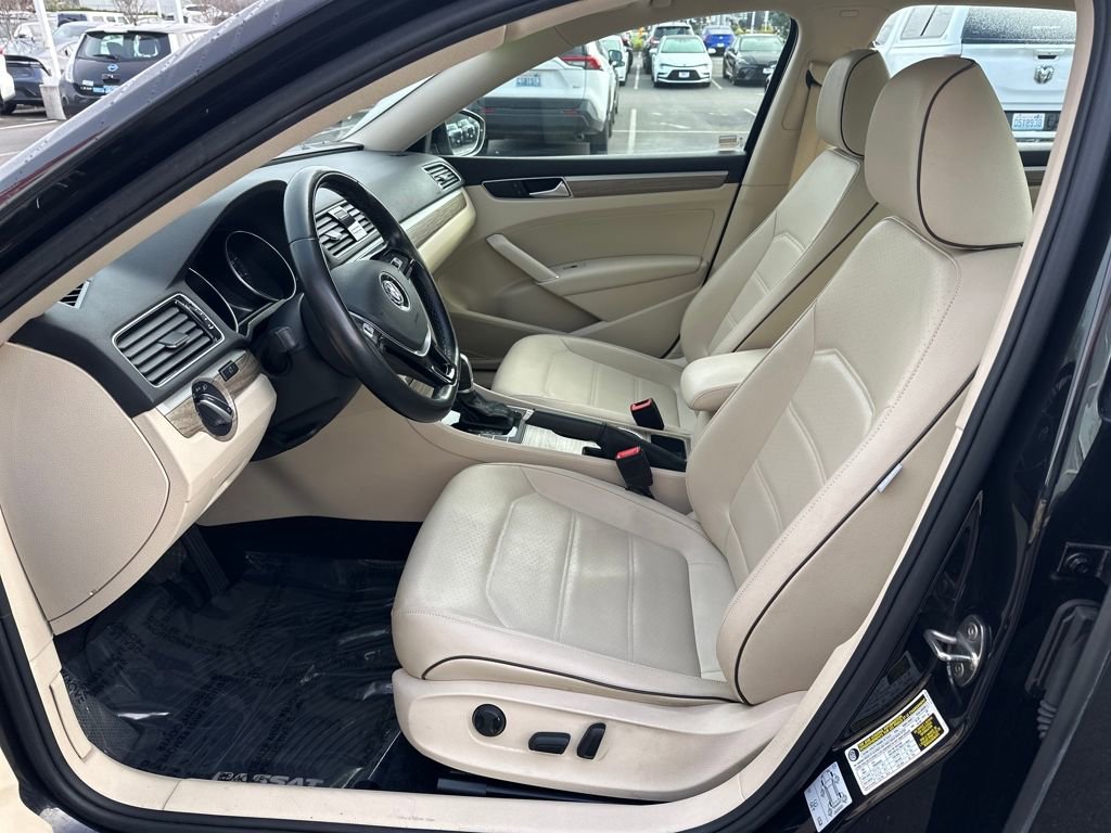Used 2018 Volkswagen Passat 2.0T SE w/ SE Lighting Package image 12