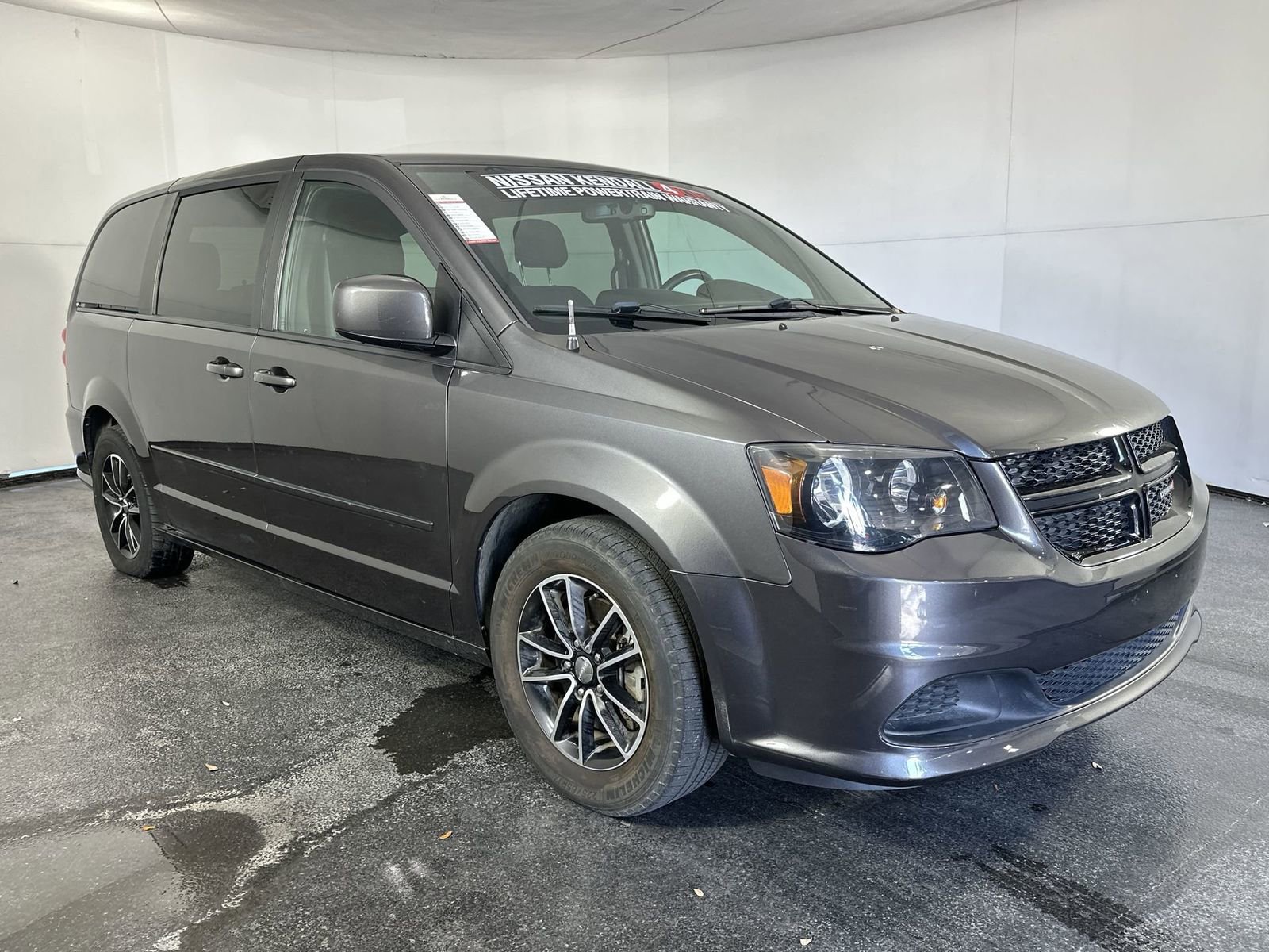 Used 2017 Dodge Grand Caravan SE image 2