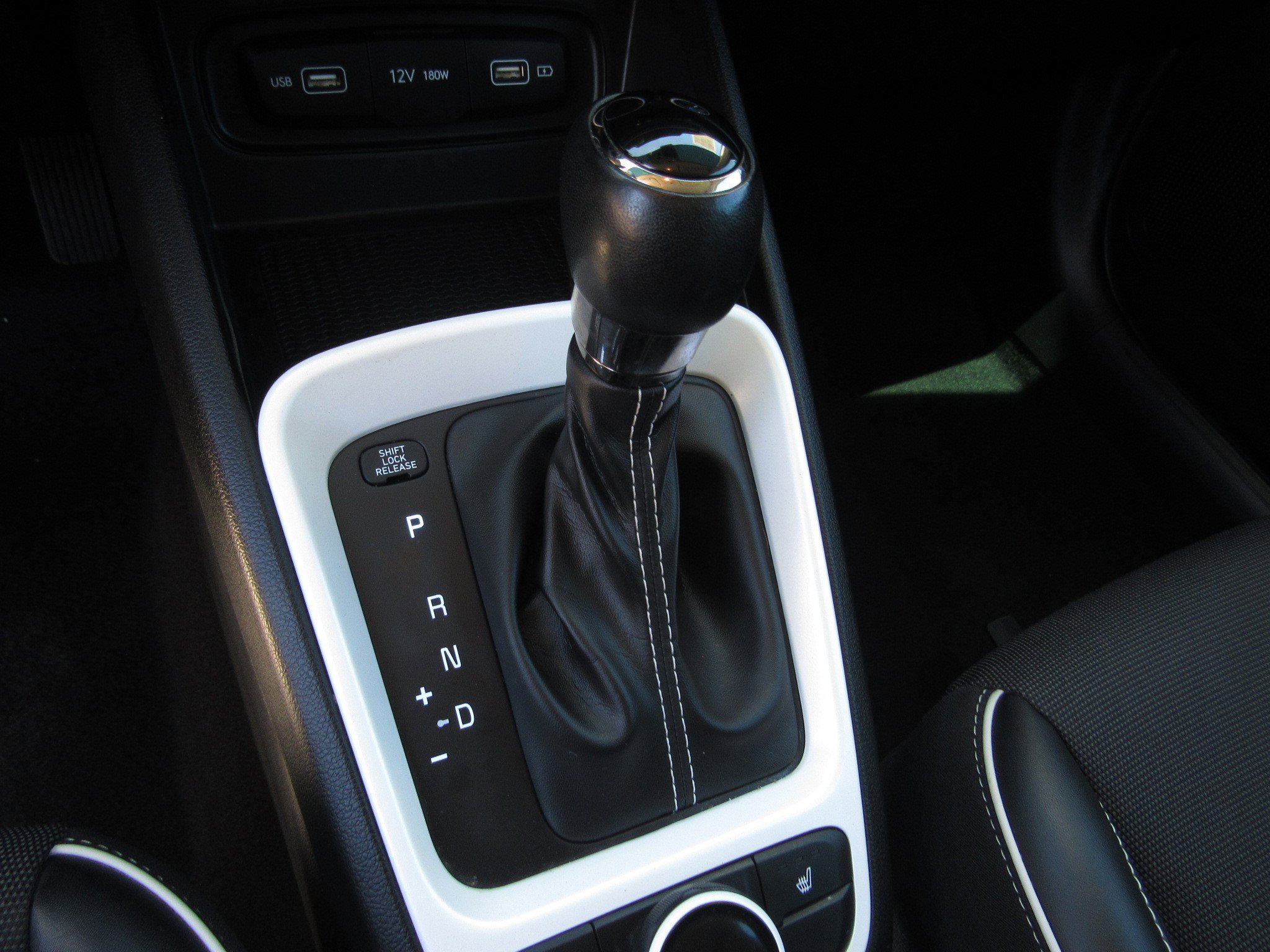 Used 2022 Hyundai Venue Limited FWD image 20