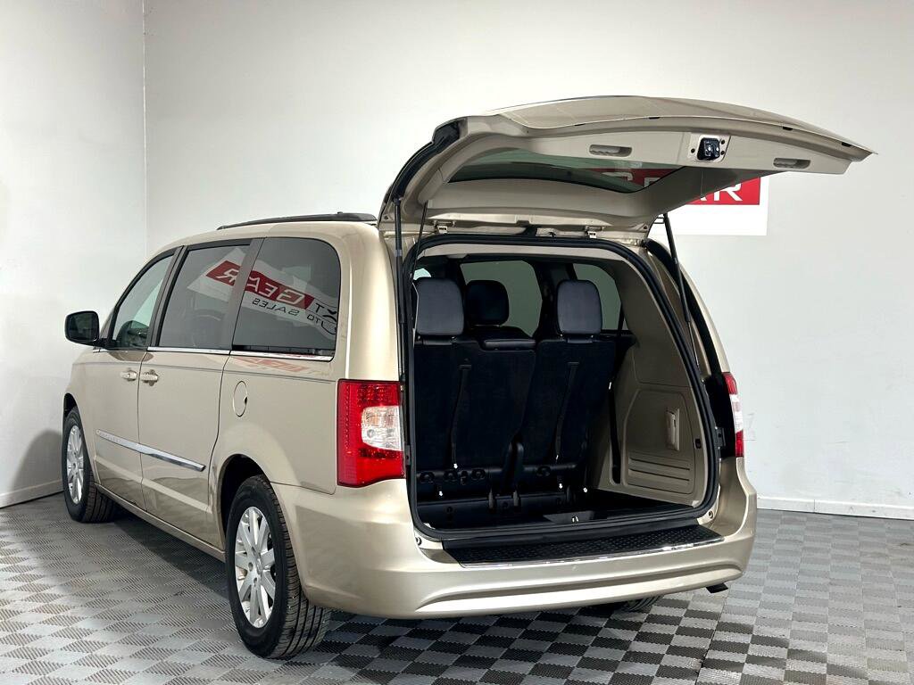 Used 2014 Chrysler Town & Country Touring image 36