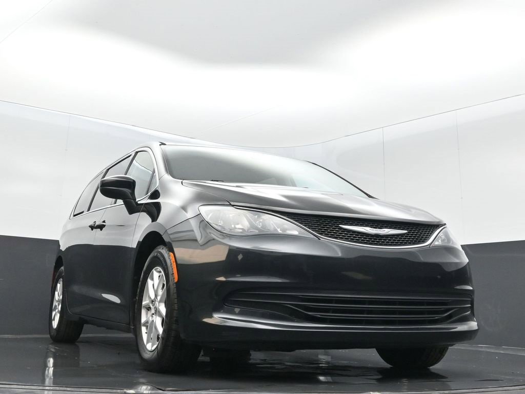 Used 2017 Chrysler Pacifica Touring image 5
