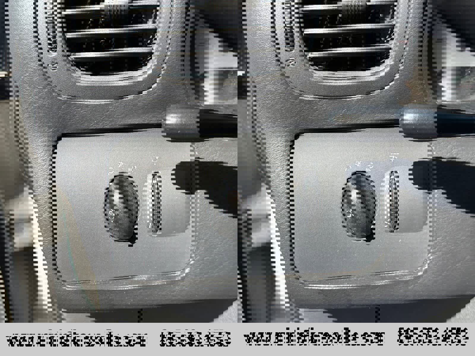 Used 2006 Chrysler Town & Country image 24