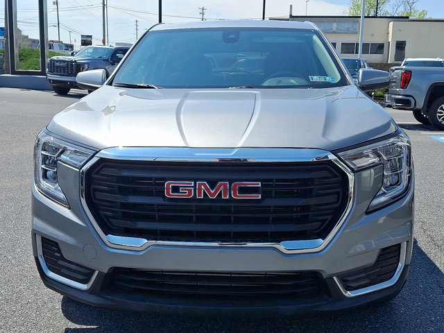 Used 2024 GMC Terrain SLE image 2