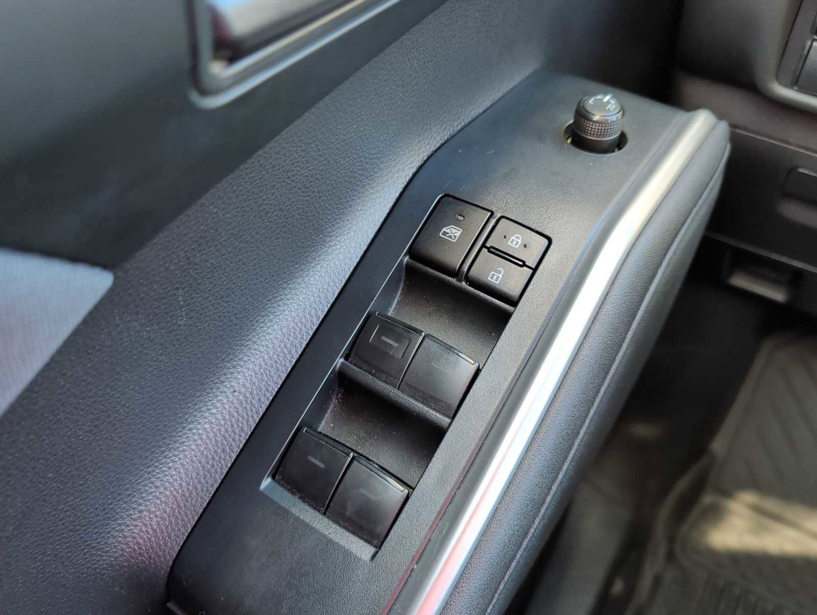 Used 2023 Toyota Highlander L image 15