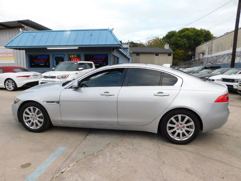 Used 2019 Jaguar XE image 4