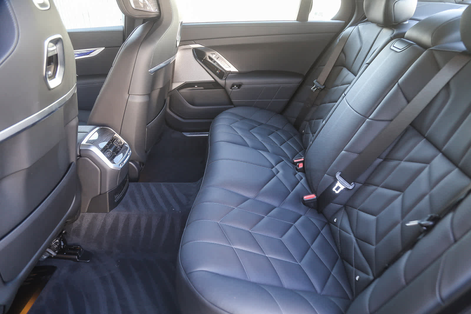 Used 2026 BMW 750e xDrive w/ Premium Package image 15