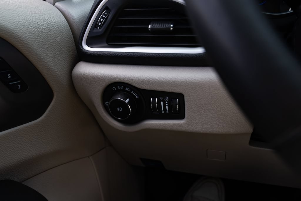 Used 2023 Chrysler Pacifica Touring-L FWD image 13