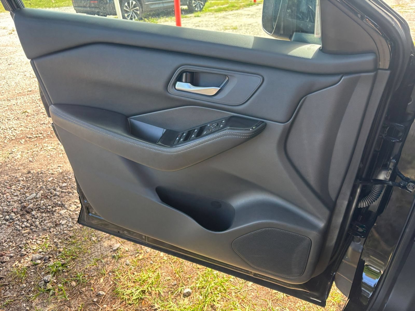 Used 2025 Nissan Rogue SV FWD image 18