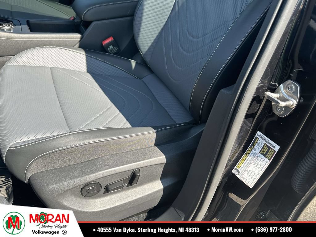 Certified 2025 Volkswagen Tiguan SE w/ Panoramic Sunroof Package AWD/4WD image 20