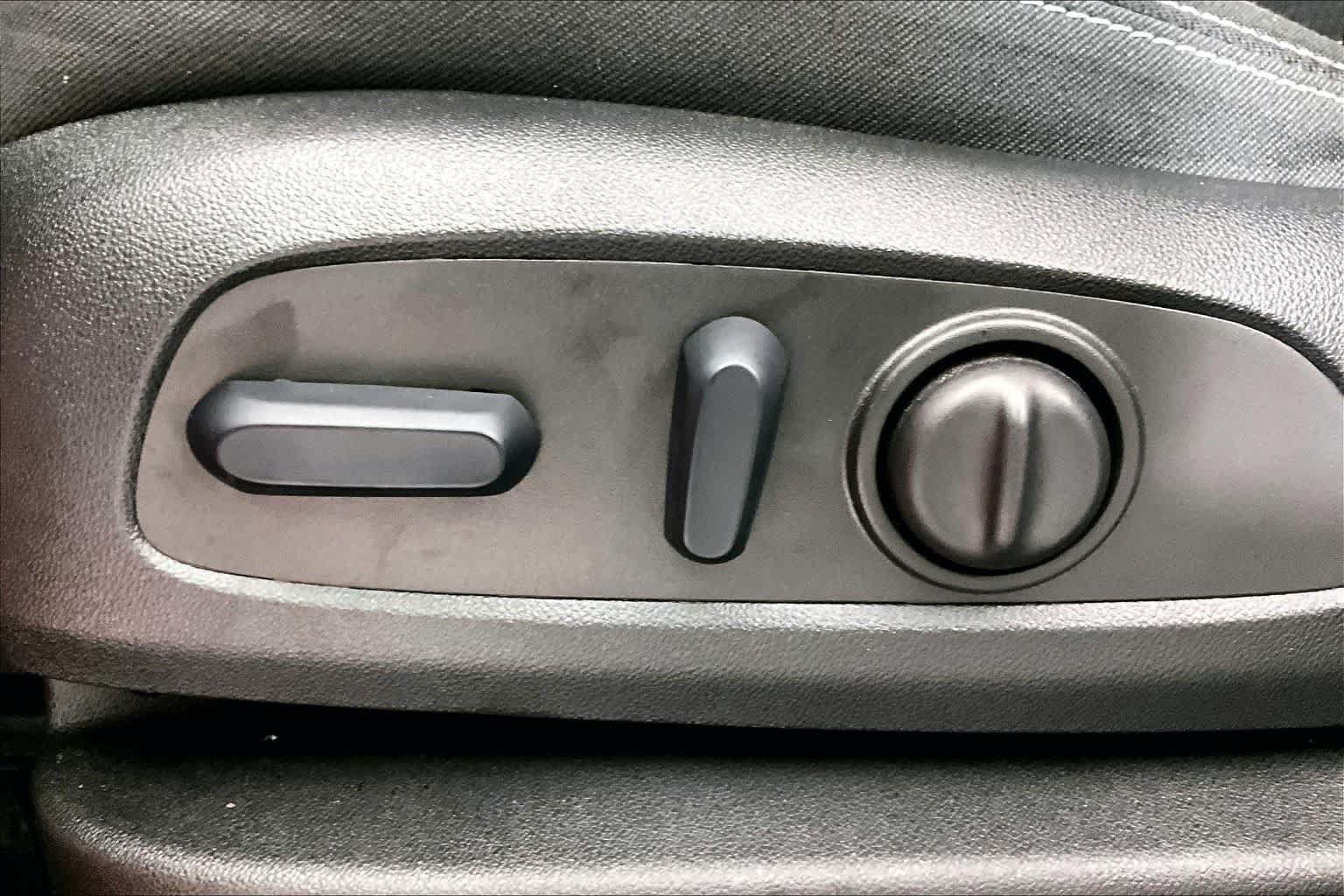 Used 2024 GMC Terrain SLE w/ Driver Convenience Package FWD image 33