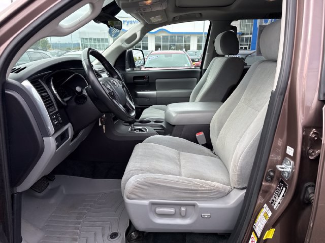 Used 2018 Toyota Sequoia SR5 w/ Carpet Mat Package AWD/4WD image 15