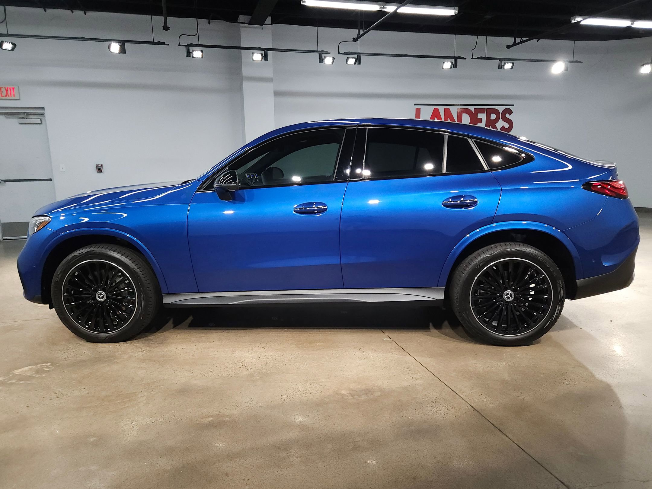 Used 2025 Mercedes-Benz GLC 300 4MATIC image 4