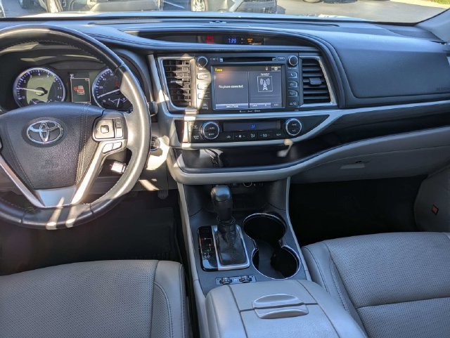 Used 2018 Toyota Highlander Limited FWD image 16
