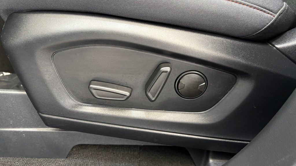 Used 2025 Ford Explorer Active AWD/4WD image 16