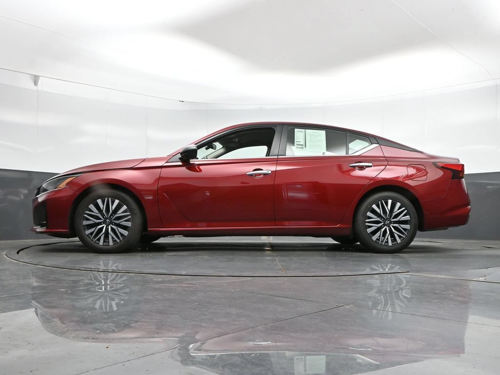 Used 2025 Nissan Altima 2.5 SV FWD image 46