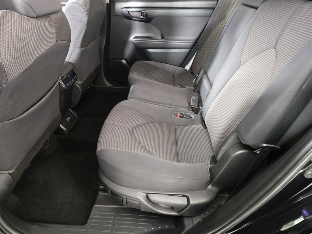 Used 2022 Toyota Highlander LE image 16