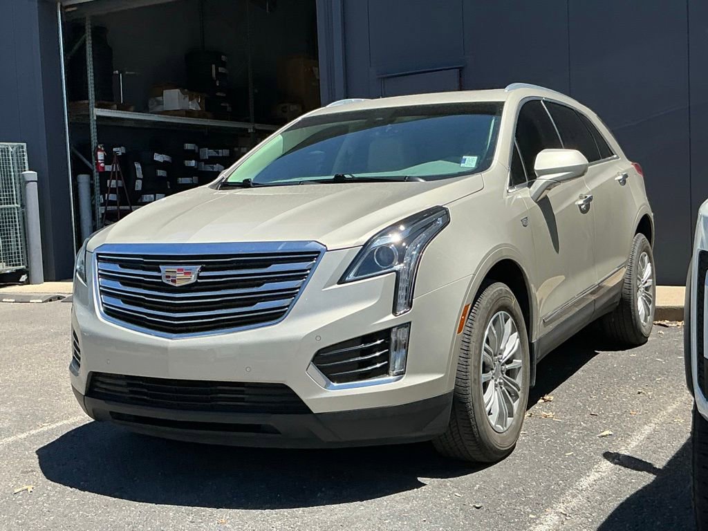 Used 2017 Cadillac XT5 Luxury w/ Driver Awareness Package FWD image 3