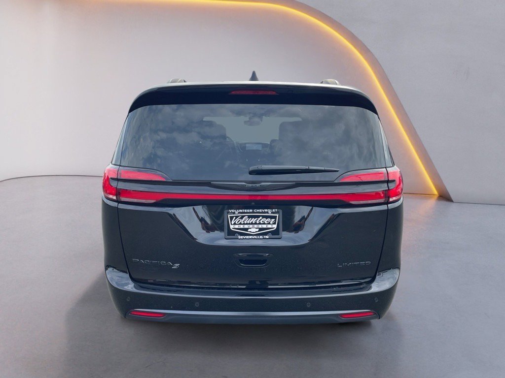 Used 2024 Chrysler Pacifica Limited w/ Uconnect Theater Family Group image 6