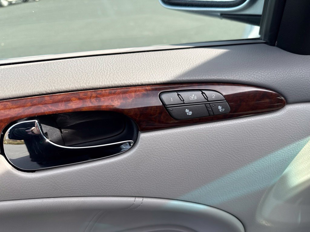 Used 2011 Buick Lucerne CXL FWD image 25
