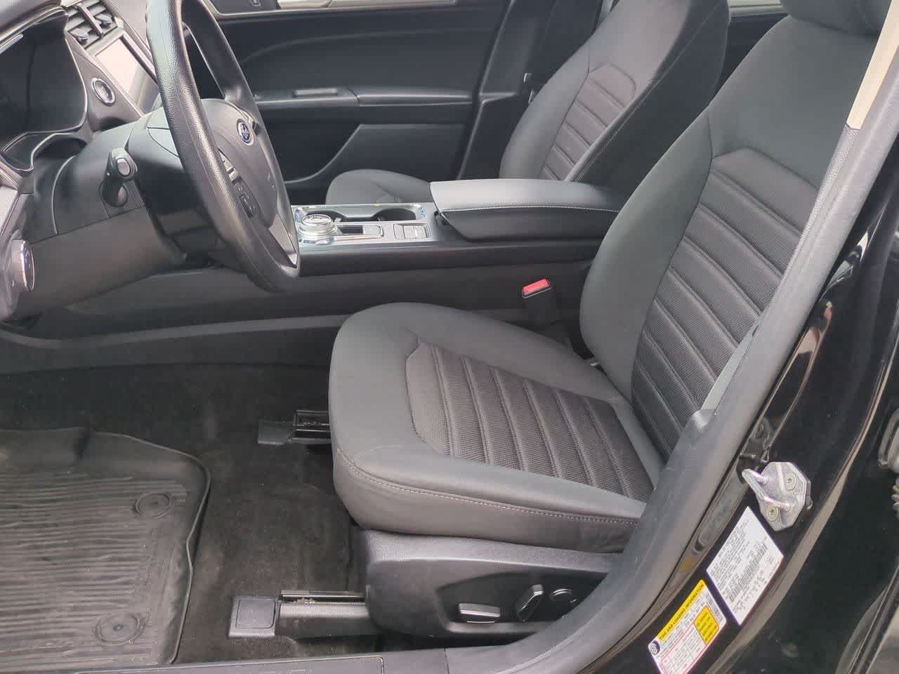 Used 2020 Ford Fusion SE FWD image 15