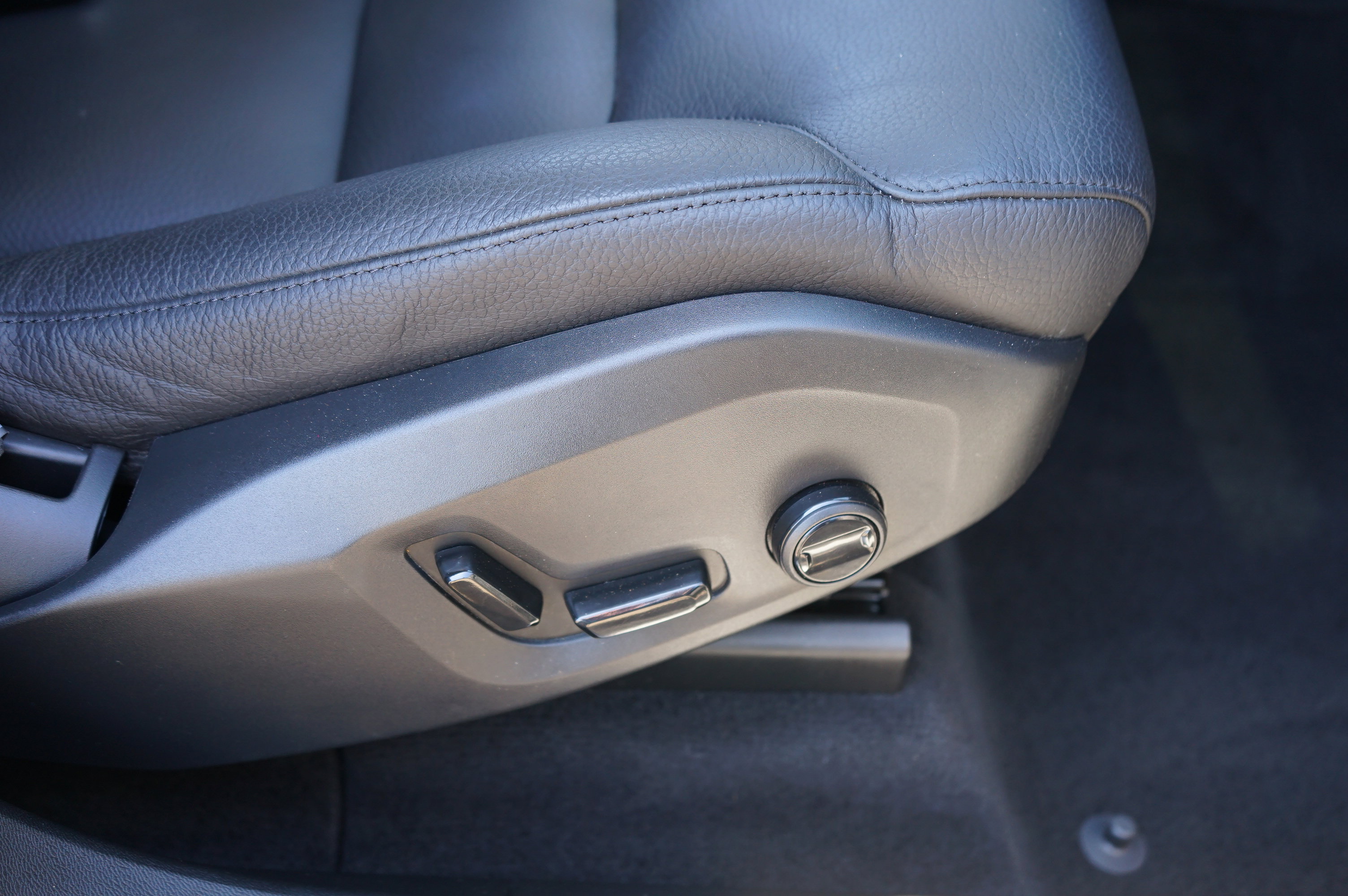 Used 2022 Volvo XC60 B5 Momentum image 26