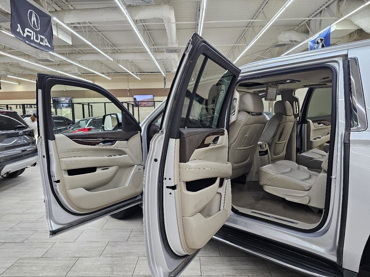 Used 2015 Cadillac Escalade ESV Luxury AWD/4WD image 18