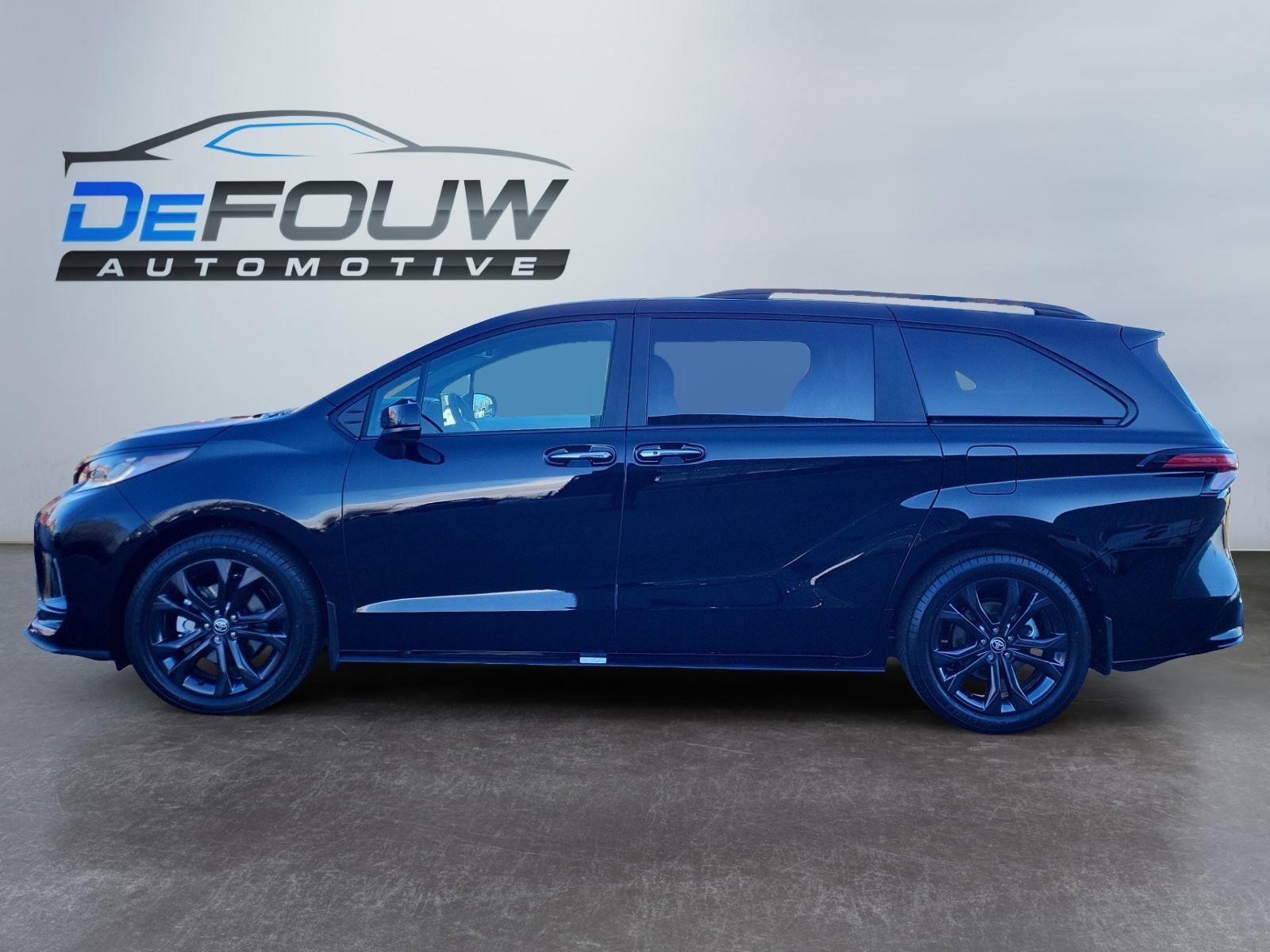 Used 2025 Toyota Sienna XSE image 6