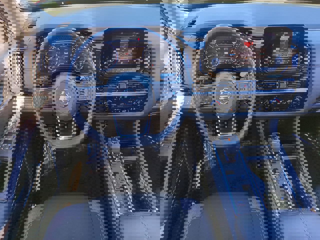 Used 2025 Nissan Pathfinder SV image 16