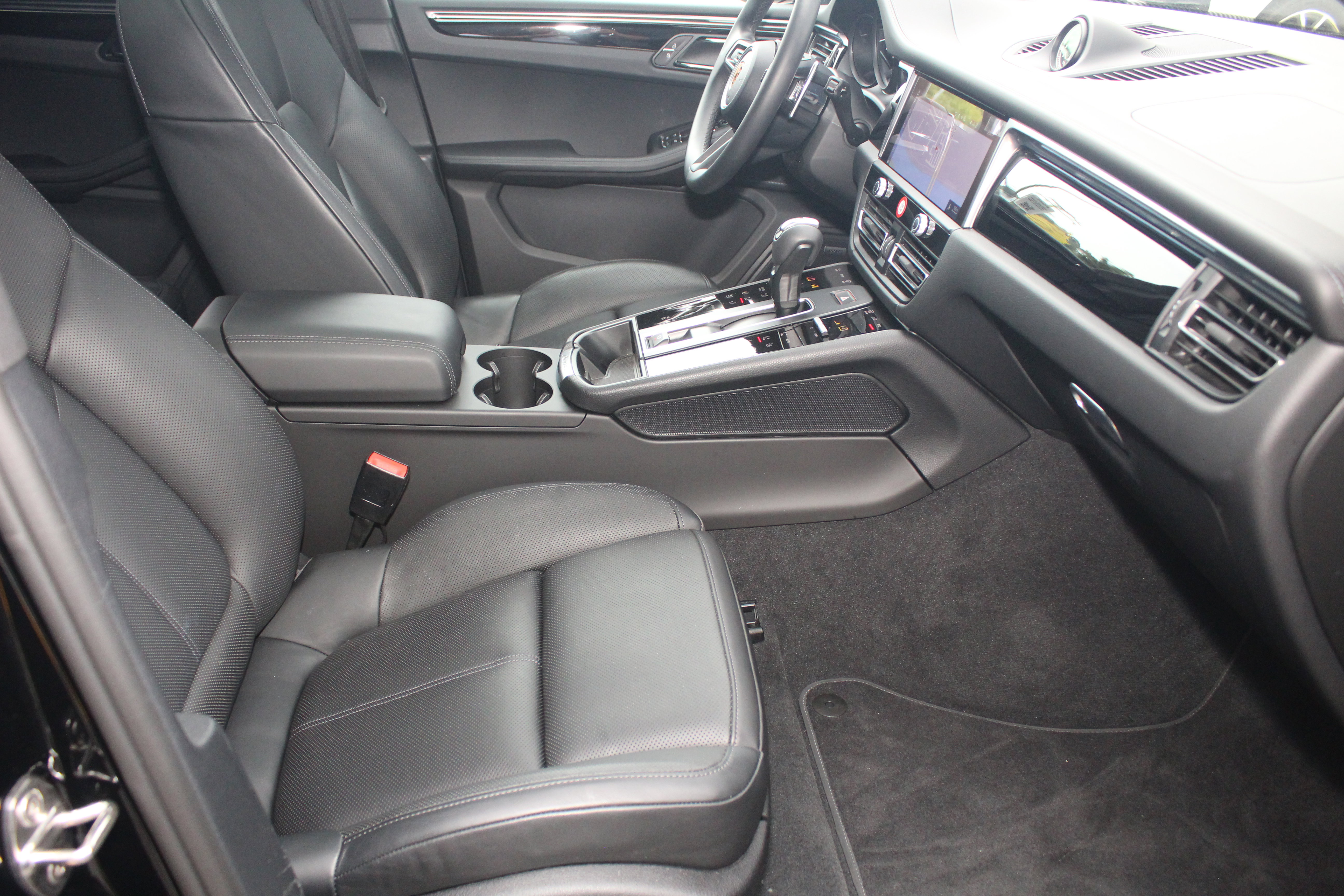Certified 2025 Porsche Macan image 27